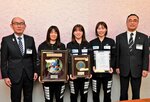 深沢市長（右）と河井教育長（左）に大会結果を報告する選手ら＝１９日、鳥取市役所
