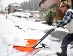 予想外の積雪で雪かきに追われる住民＝１３日、若桜町つく米