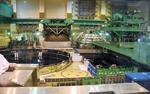 　東京電力・柏崎刈羽原発７号機の建屋内部。右は核燃料プール、左は原子炉＝２０２３年１１月
