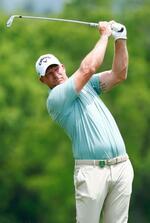 　第２日、９番でショットを放つショーン・ノリス。通算１５アンダーで首位＝三甲ＧＣ谷汲