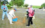 琴浦町東伯総合公園の清掃に汗を流す会員