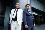 　「錦鯉」の長谷川雅紀（左）と渡辺隆＝東京都品川区