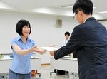 ＮＩＥ実践指定校の認定証を受け取る各校の代表者（左）＝７日、鳥取市富安２丁目の日本海新聞ビル