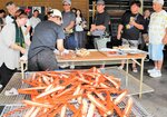 【香りにひかれ】焼きガニなどのグルメを目当てに大勢の来場者でにぎわった＝２１日、香美町香住区の香住漁港西港