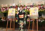 　着物姿で囲み取材を受ける小林幸子＝東京都内