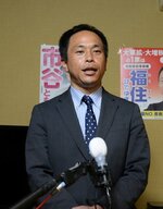 支持者らに感謝の言葉を伝える福住さん＝９日午後８時１９分、鳥取市末広温泉町の選挙事務所