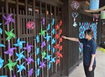 かざぐるまやつるし飾りが設置された若桜民工芸館前＝２３日、若桜町若桜