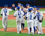 　中日に勝利し、タッチを交わすＤｅＮＡナイン＝横浜