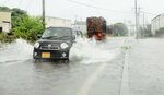 大雨で冠水した道路＝９日午後０時４分、境港市西工業団地