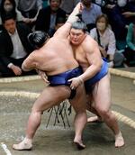 　阿炎（左）を攻める大の里。送り出しで破る＝両国国技館