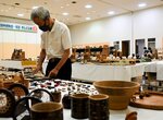 開幕に向け展示作業を行う出展者ら＝１２日、倉吉市上井町１丁目の日本海新聞中部本社ホール