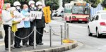 交差点でドライバーに安全運転を呼びかける利用者ら