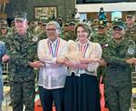 　２１日、米軍との合同演習「バリカタン」の開幕式で記念撮影するフィリピン軍のブラウナー参謀総長（右端）ら＝マニラのアギナルド基地（共同）