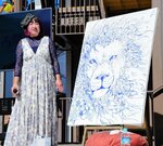 【風よ、吹け】　 米子市在住のボールペン画家青已はなねさん。「倉吉に追い風が吹くように」との願いを込め、青色のマーカーペンでライオンの顔を描いた。作品は倉吉市立図書館に展示予定