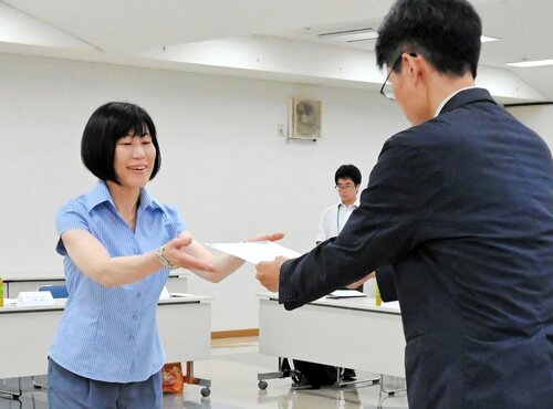 ＮＩＥ実践指定校の認定証を受け取る各校の代表者（左）＝７日、鳥取市富安２丁目の日本海新聞ビル