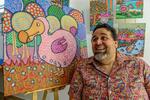 　ラゲッセのアトリエにはさまざまな色合いや構図のドードーの絵が並ぶ。妻のキャロルは「彼との日々はとってもカラフル」と語る＝２０２４年２月、モーリシャス（撮影・中野智明、共同）