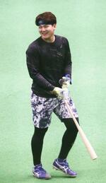 　練習を終え、笑顔を見せる中日・石川昂＝ナゴヤ球場