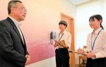 深沢市長（左）にインタビューする松岡さん（右）と太田さん