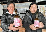 開発した「温泉いちごスムージーサワーエール」＝２日、鳥取市鹿野町宮方のＡＫＡＲＩＢＲＥＷＩＮＧ
