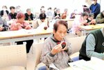 「具だくさん豆乳スープ」を味わう高齢者たち