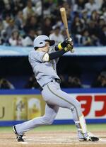 　１１回阪神１死一塁、近本が右越えに２ランを放つ＝神宮