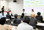 仕事のやりがいなどについて聞く保護者ら