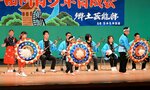 淀江さんこ節の歌声に合わせた傘踊り＝１７日、米子市公会堂