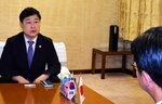 韓国・束草市から派遣され、市長と言葉を交わす金さん＝１２日、米子市役所