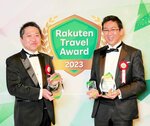 楽天トラベルアワードを受賞した皆生松月の福元社長（右）と皆生シーサイドホテル海の四季の港社長