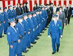 上尾署長（右）らの視閲を受ける歳末警戒部隊