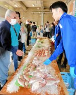 鮮魚コーナーでは地元高校生（右）も接客した＝１０日、境港市中野町
