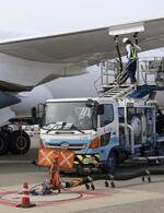 　航空機に燃料を補給する作業＝６月、成田空港