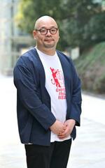 　新刊「午前三時の化粧水」を刊行した爪切男さん＝東京都港区