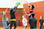 熱気のこもったプレーを繰り広げる選手たち＝１日、日吉津村日吉津の村農業者トレーニングセンター