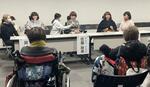 　上映会で映画への思いを語る佐藤裕美さん（後方右から３人目）＝２月、京都市下京区