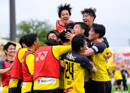 　柏―岡山　後半、細谷の先制ゴールに大喜びの柏の選手たち＝三協Ｆ柏