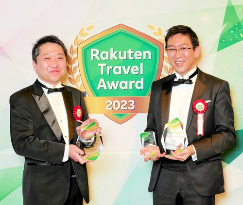 楽天トラベルアワードを受賞した皆生松月の福元社長（右）と皆生シーサイドホテル海の四季の港社長