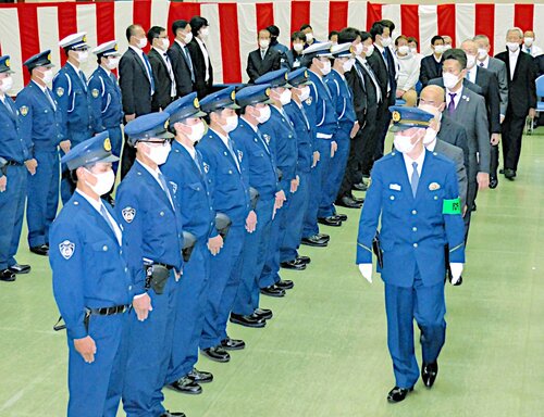 上尾署長（右）らの視閲を受ける歳末警戒部隊