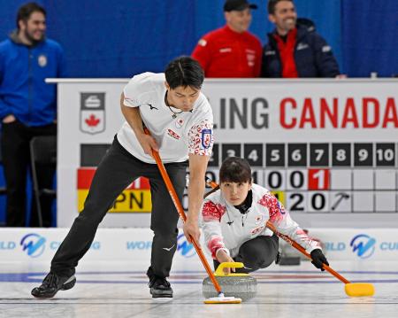 　１次リーグのスイス戦でプレーする松村千秋（右）、谷田康真組。敗退が決まった＝フレデリクトン（共同）