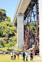 日中は好天も多く、特に後半は多くの人出となった大型連休＝５日、香美町香住区余部の余部クリスタルタワー前広場