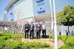 記念植樹を終えた（左から）神谷店長、上野ゼネラルマネージャー、内田区長、川畠副区長