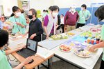自分の食事サンプルを選んだり、計測結果を基に栄養指導などを受ける参加者たち＝２２日、境港市竹内団地のプラント５境港店