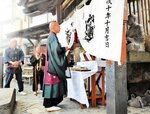 【感謝】湯村温泉の開祖とされる慈覚大師像の前で法要を行う住職ら。源泉の荒湯周辺が厳かな雰囲気に包まれた