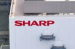 　シャープ本社に表示されたロゴ＝２０２４年４月、堺市