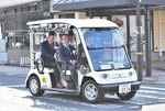 グリーンスローモビリティの乗車を体験する関係者ら＝２日、若桜町の若桜駅