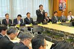 　自民党本部で開かれた「日米関係の深化に関する総合戦略本部」の初会合で発言する本部長の小野寺政調会長（奥左から４人目）＝１日午前、東京・永田町