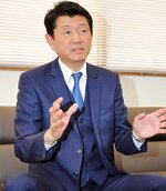 県議としての活動について意気込みを語る平井伸治氏＝１０日、鳥取市富安２丁目の新日本海新聞社