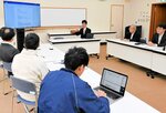 初号機の時計に関する情報を募ることなどを話し合う関係者ら＝豊岡市出石町の同市役所出石振興局