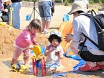 砂遊びに夢中になる子どもたち