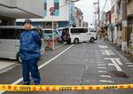 　男性が切り付けられた現場付近で警戒する警察官＝９日午後３時１２分、大阪市阿倍野区
